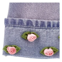 Denim-Latzhose mit kleinen Rosen><noscript><img width=