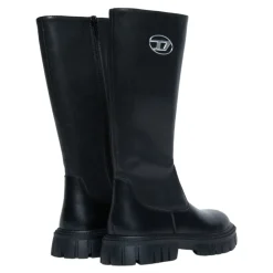 Elegante e hohe Stiefel mit ovalem Metall-Logo><noscript><img width=