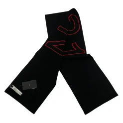 Intarsien-Strickschal mit Logo><noscript><img width=