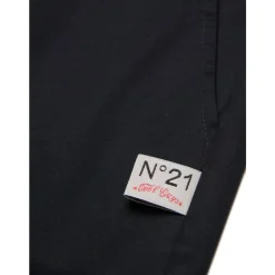 Pantaloni con etichetta><noscript><img width=