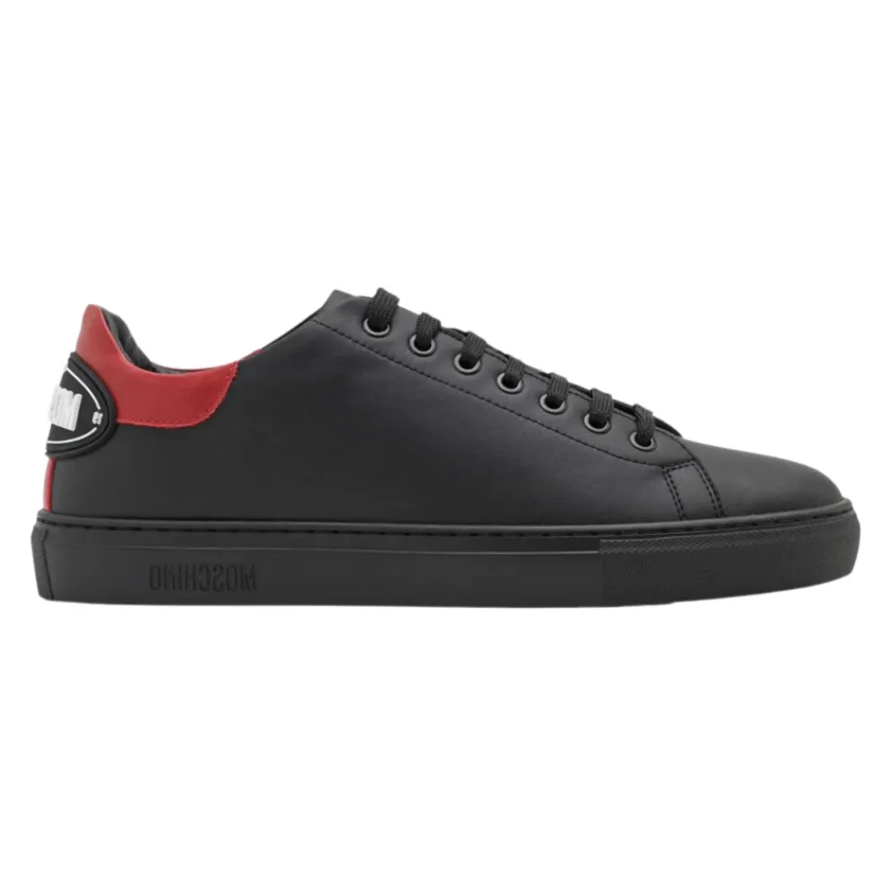 e Leder-Sneakers mit rotem Kontrasteinsatz>Moschino New