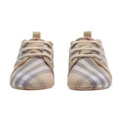 Stylische Sneakers für Männer und Frauen><noscript><img width=